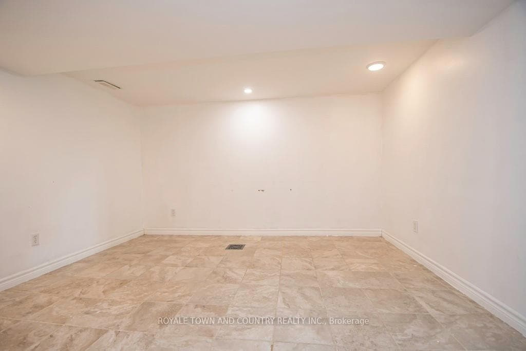 19 Maple Crescent photo 33