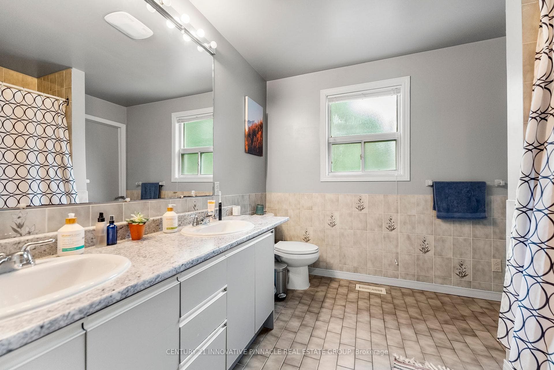 594 Herbert Street photo 36