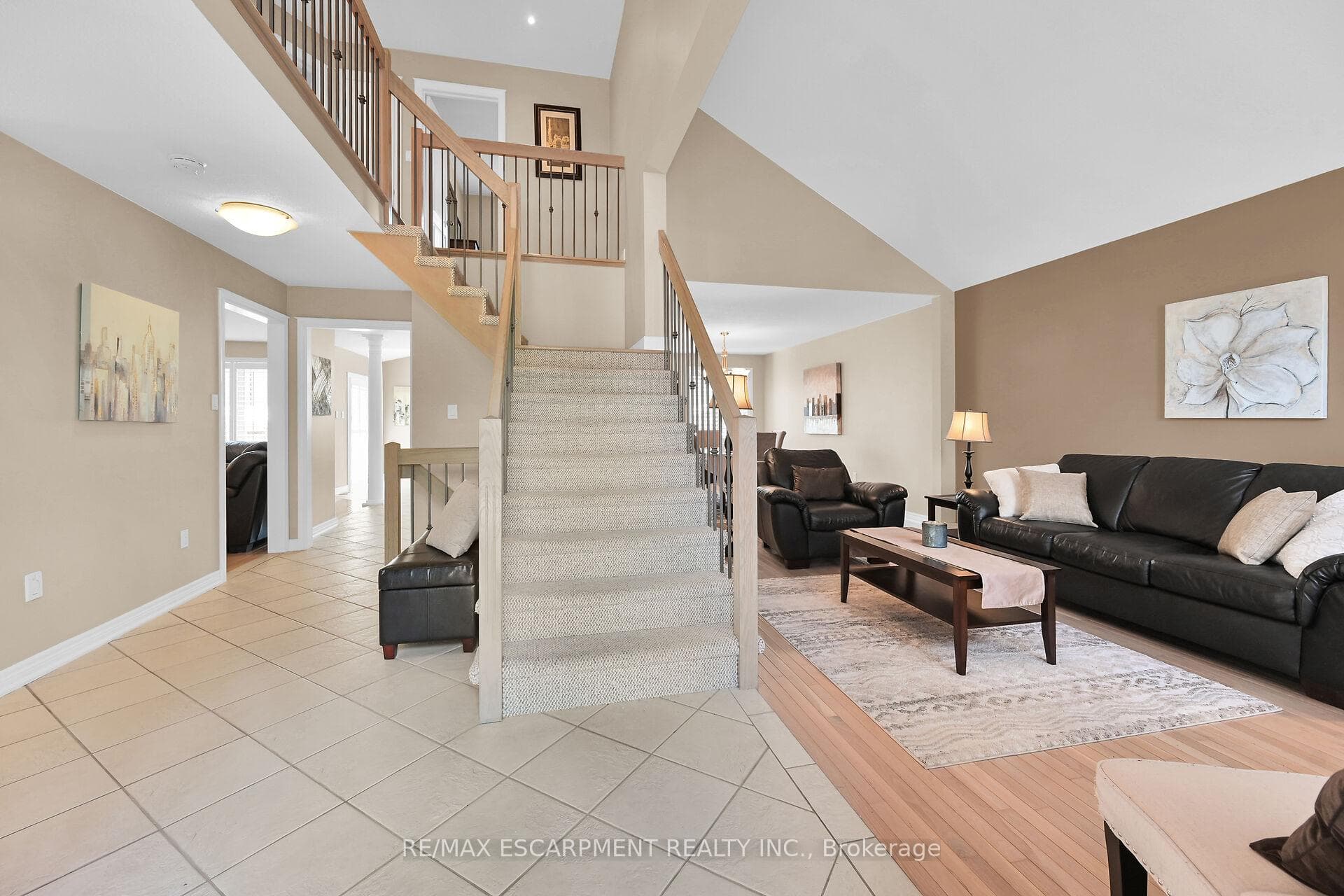 35 Davis Crescent photo 2