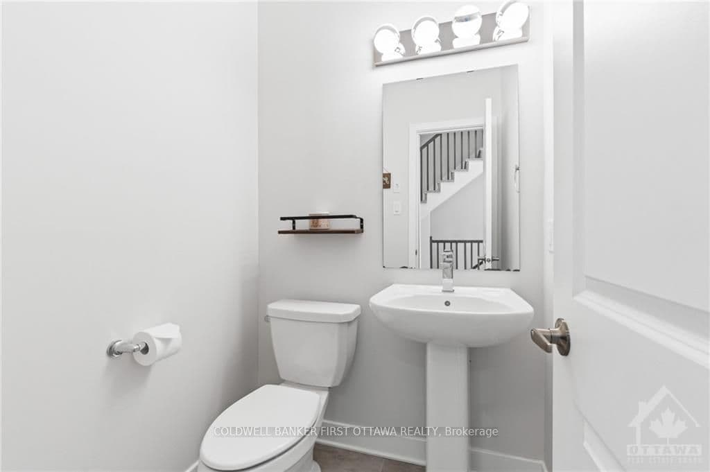 322 WHITHAM Crescent photo 7