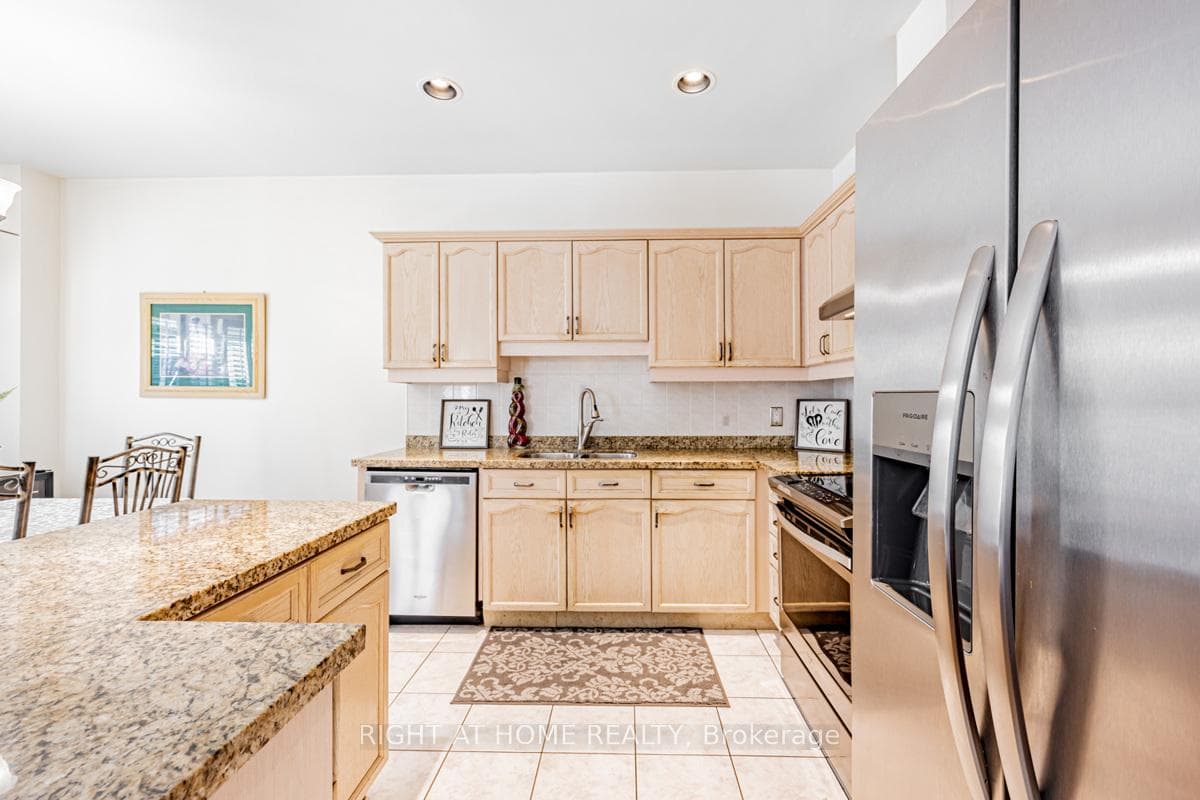 1448 Sandhurst Crescent photo 9