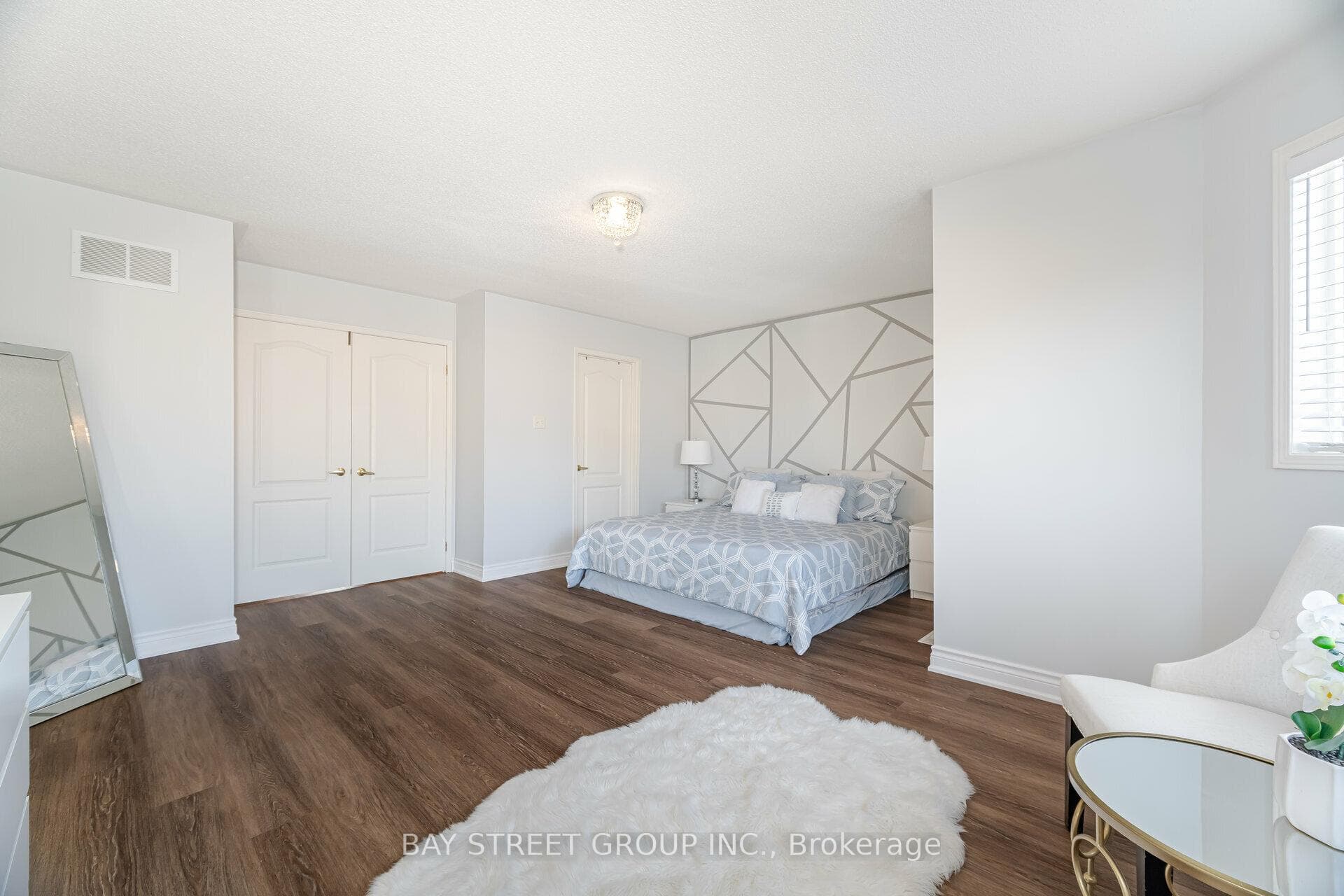 240 Waterbury Street photo 18