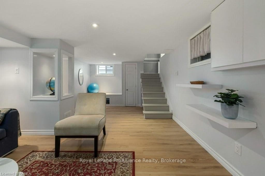 13 FIFTH Avenue photo 29