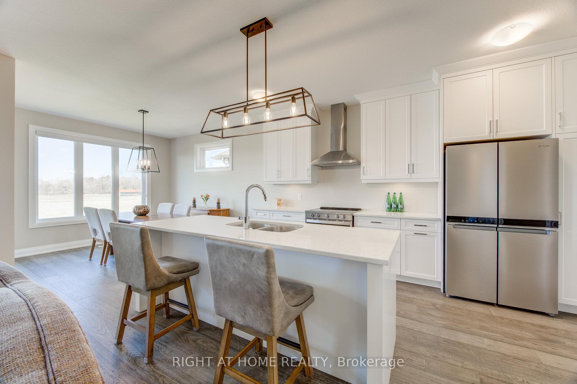 2043 LOCKWOOD Crescent photo 14