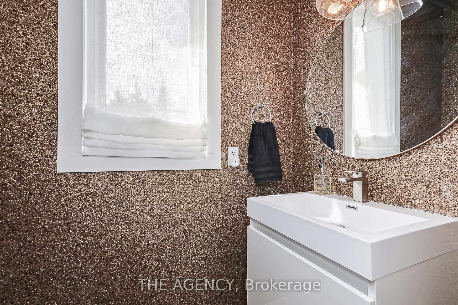 129 Venture Boulevard photo 17