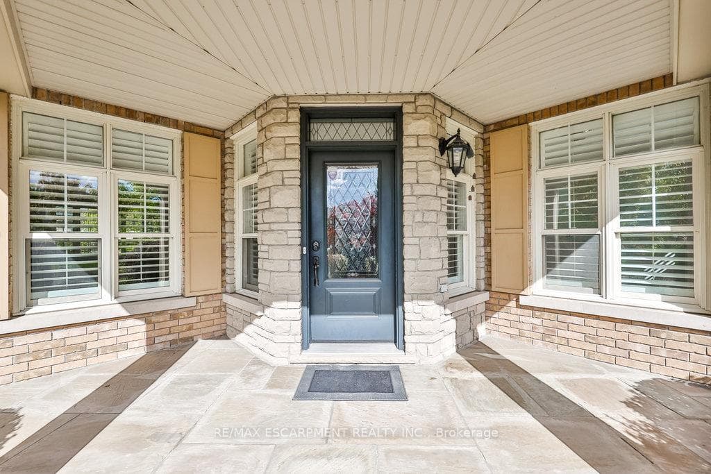 597 Hancock Way photo 3