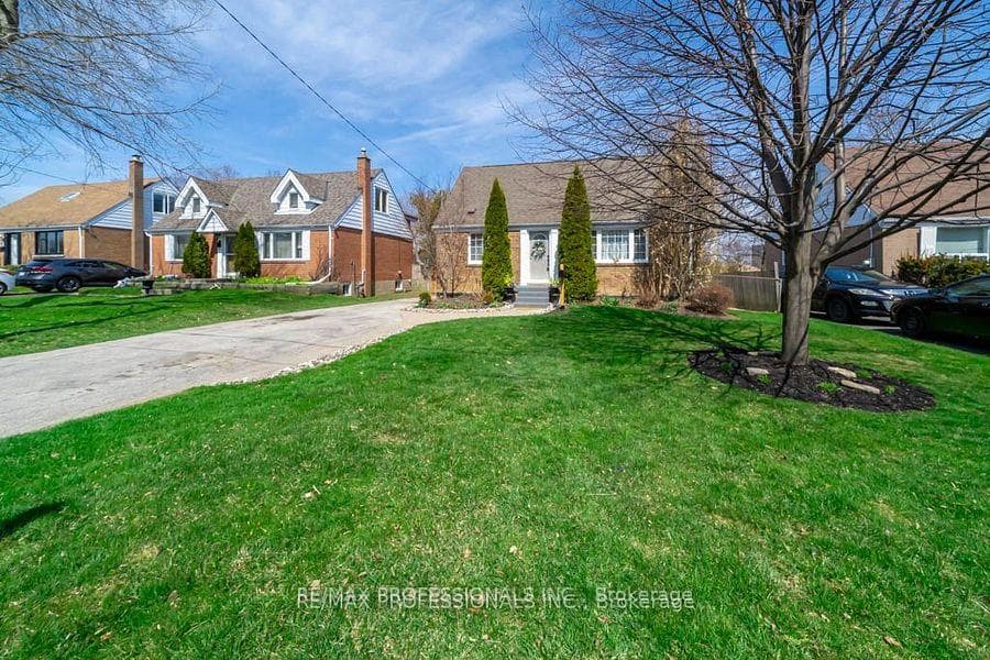 82 Colonial Avenue photo 2