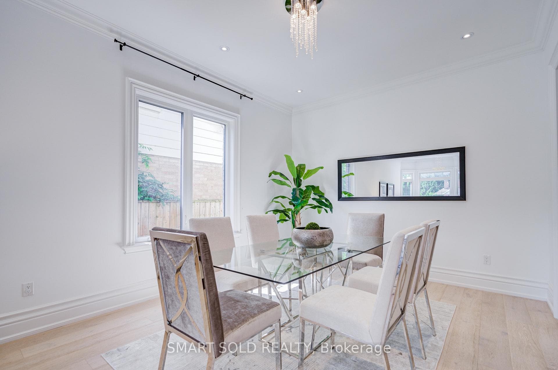 201 Burnhamthorpe Road photo 8