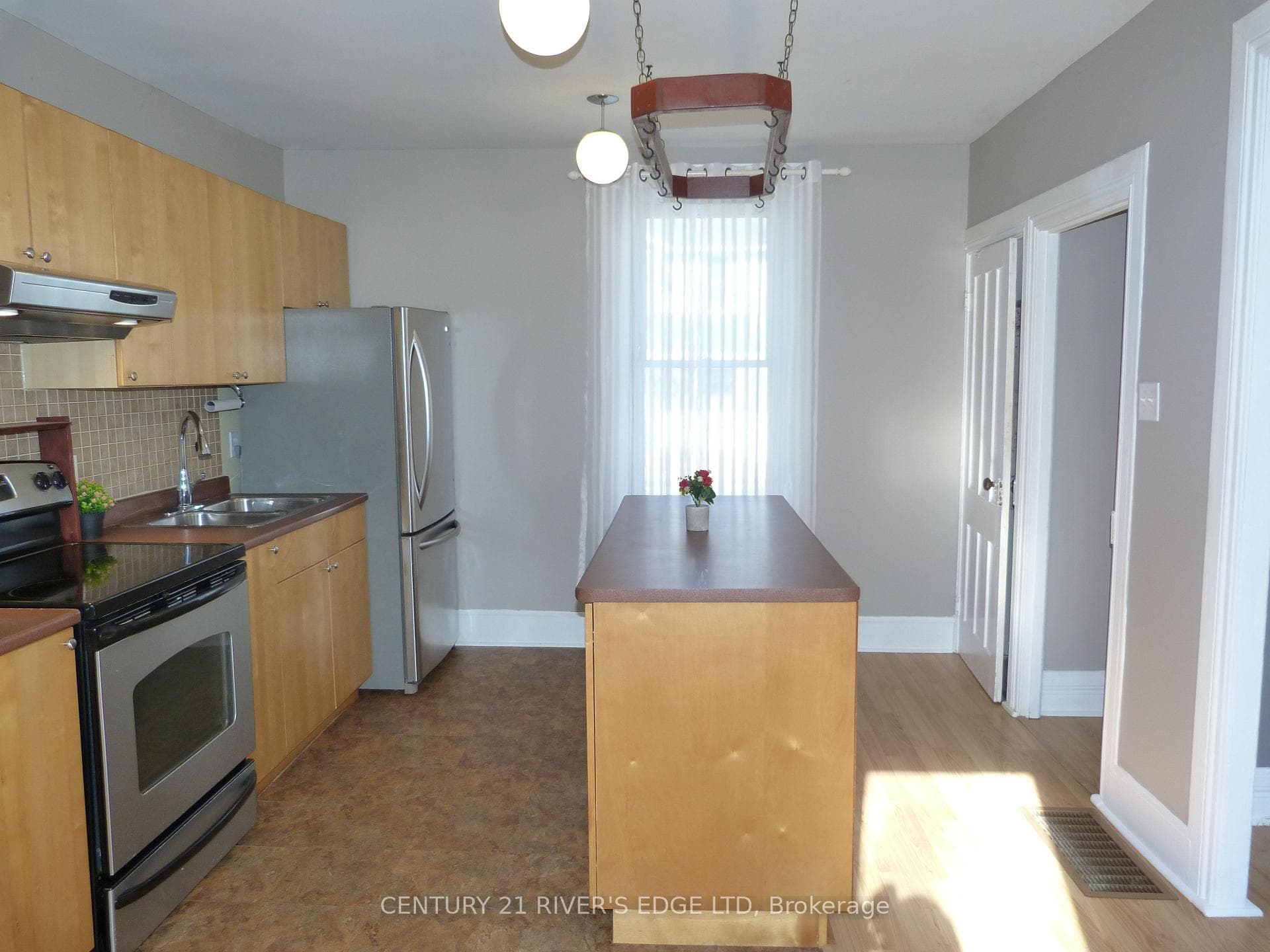 468 Gladstone Street photo 16