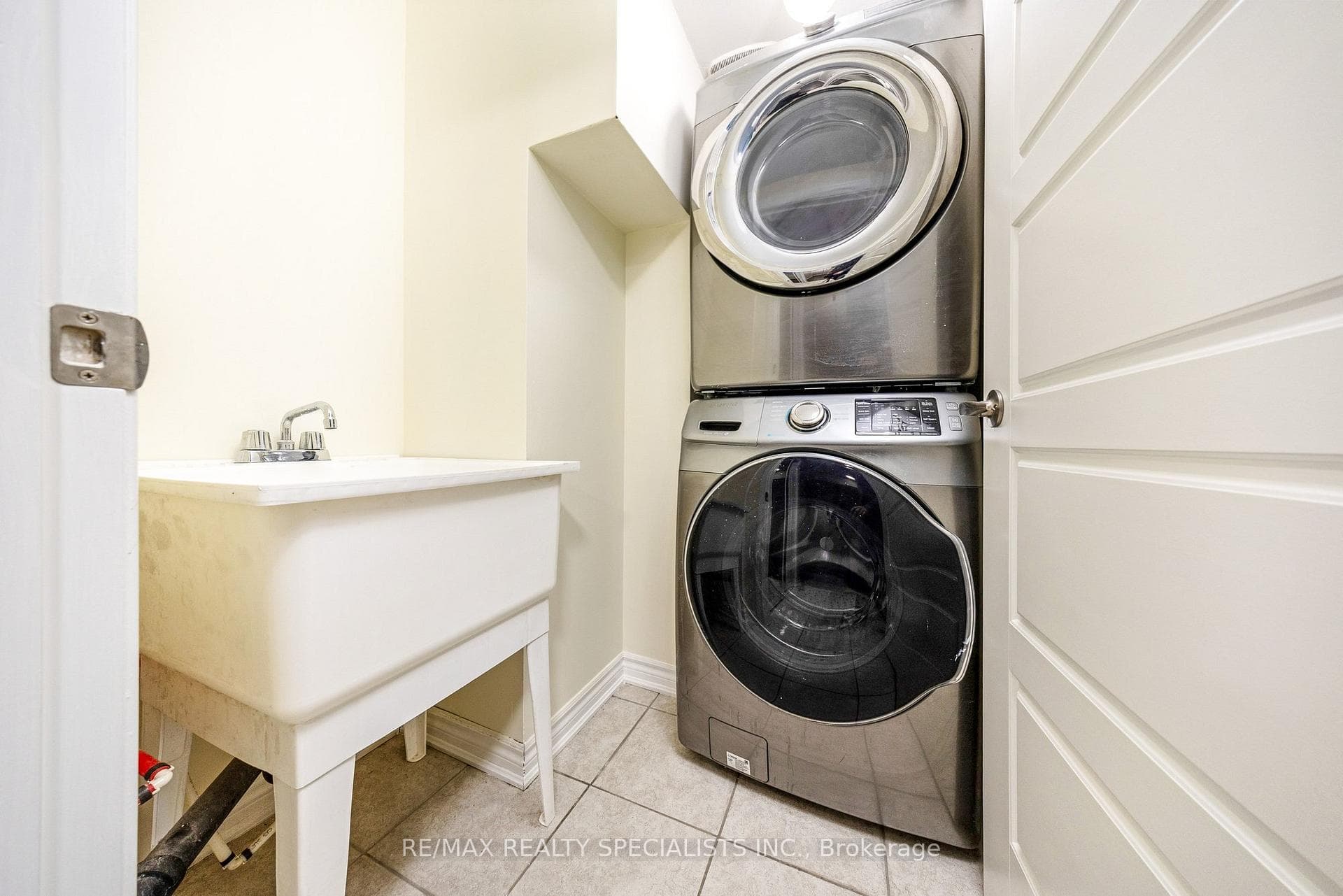 121 Frost Court photo 7
