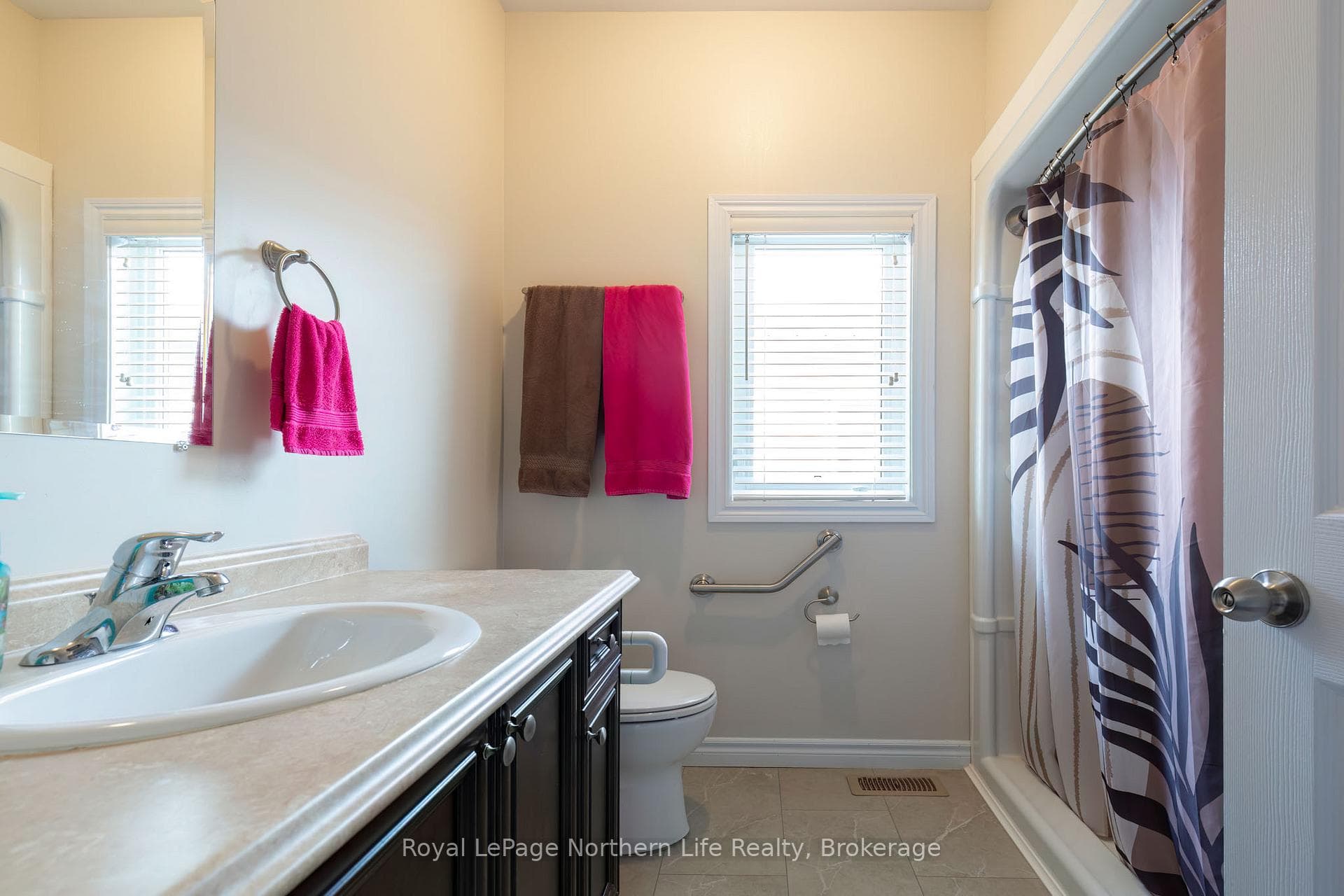 2444 Connaught Avenue photo 20