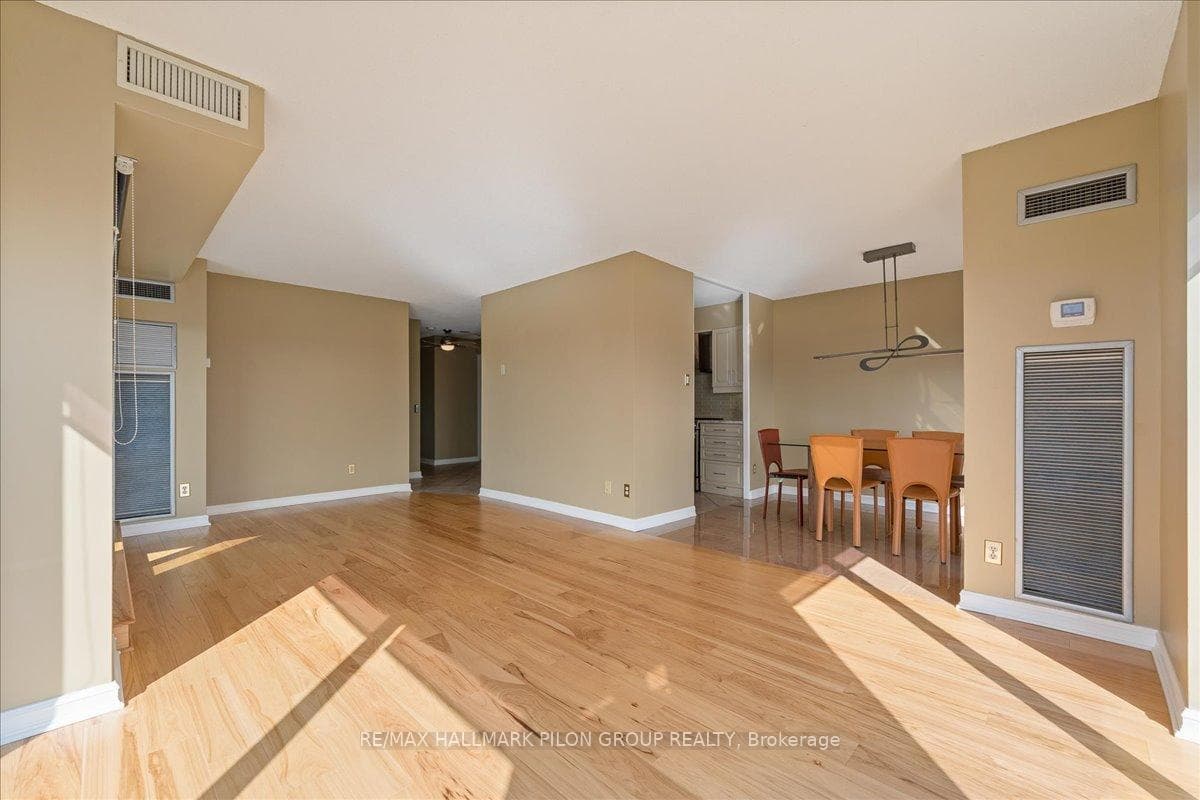 545 ST LAURENT Boulevard Unit 1105 photo 11