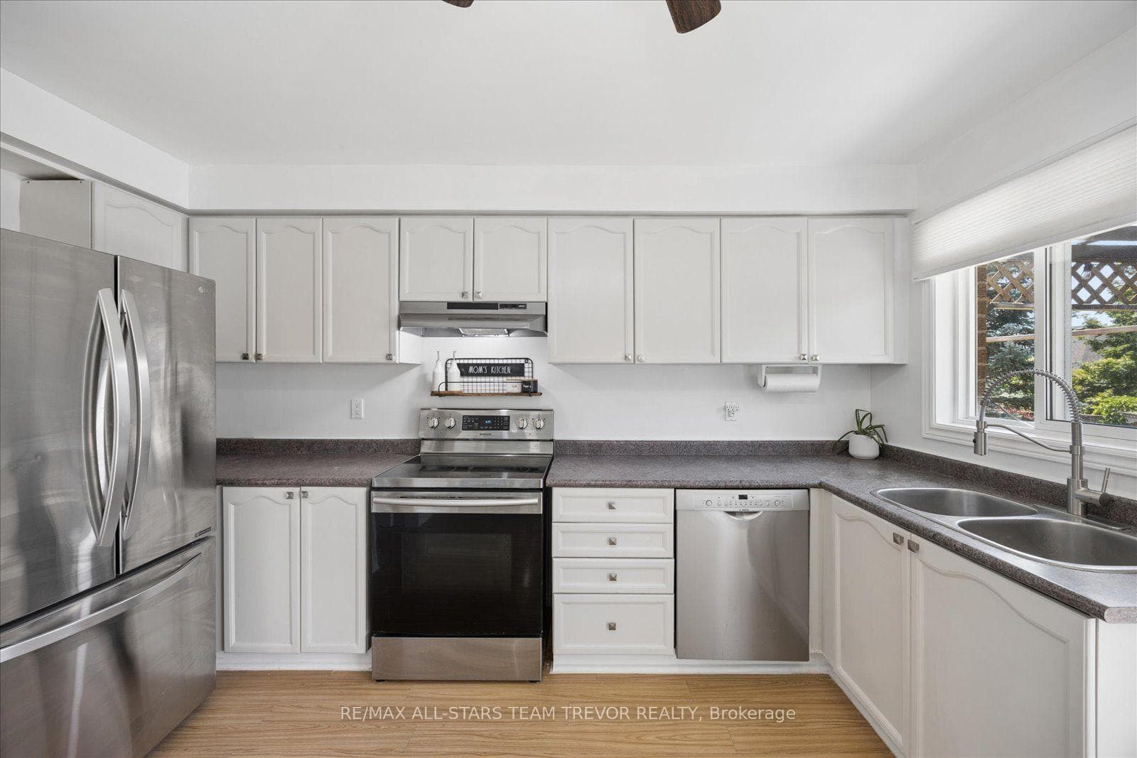 98 Carrick Avenue photo 3
