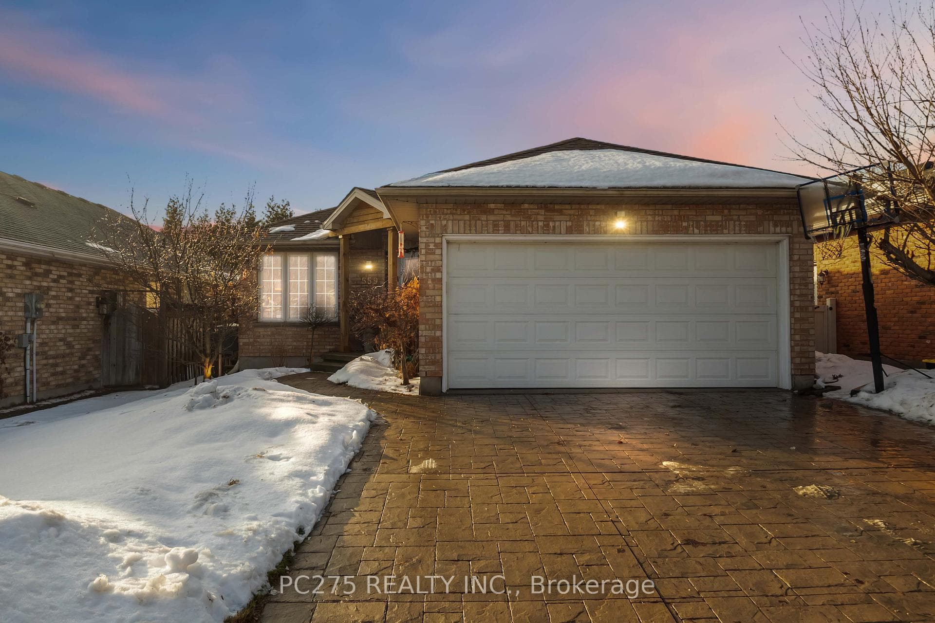 559 Thornwood Drive photo 1
