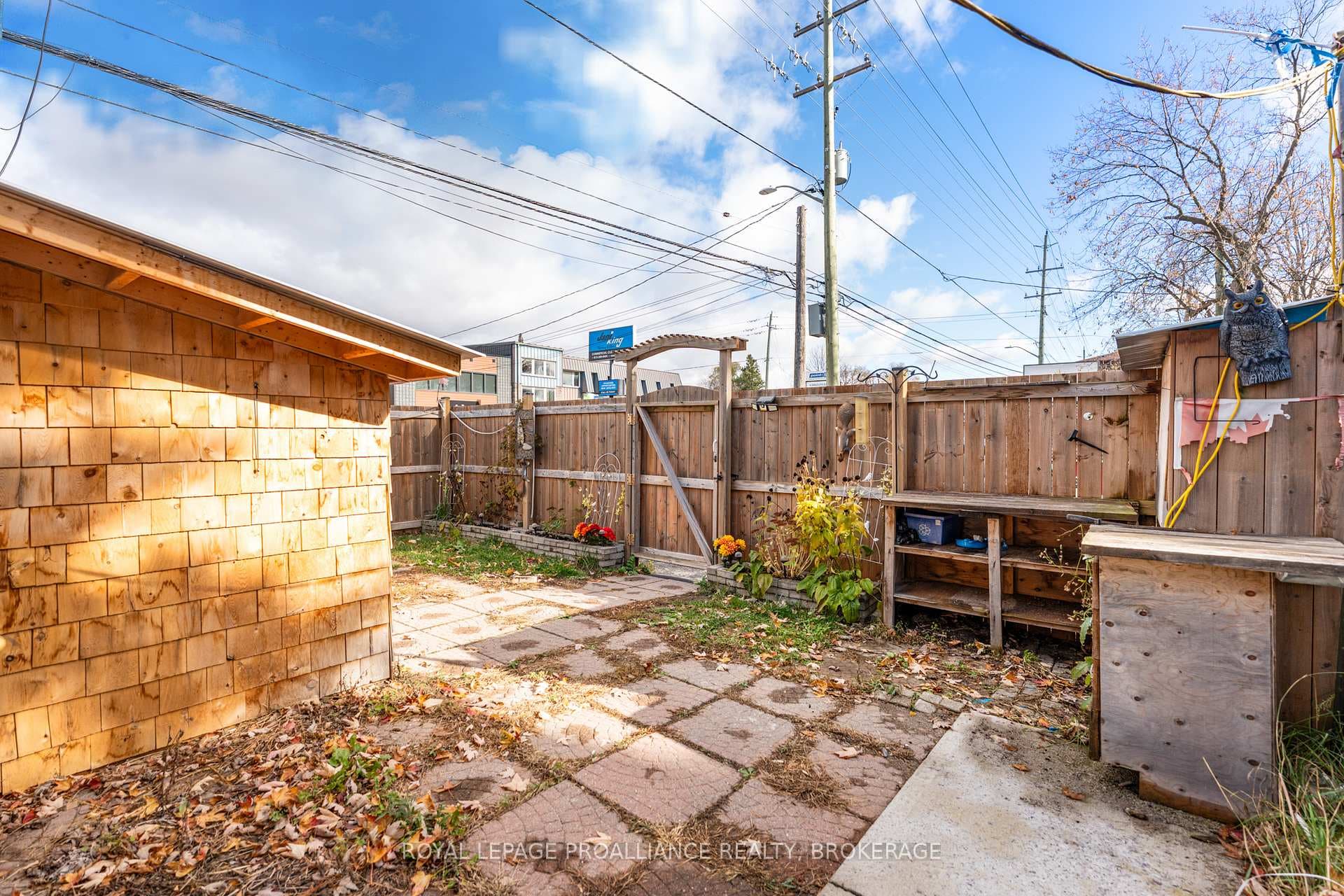 545 Macdonnell Street photo 40