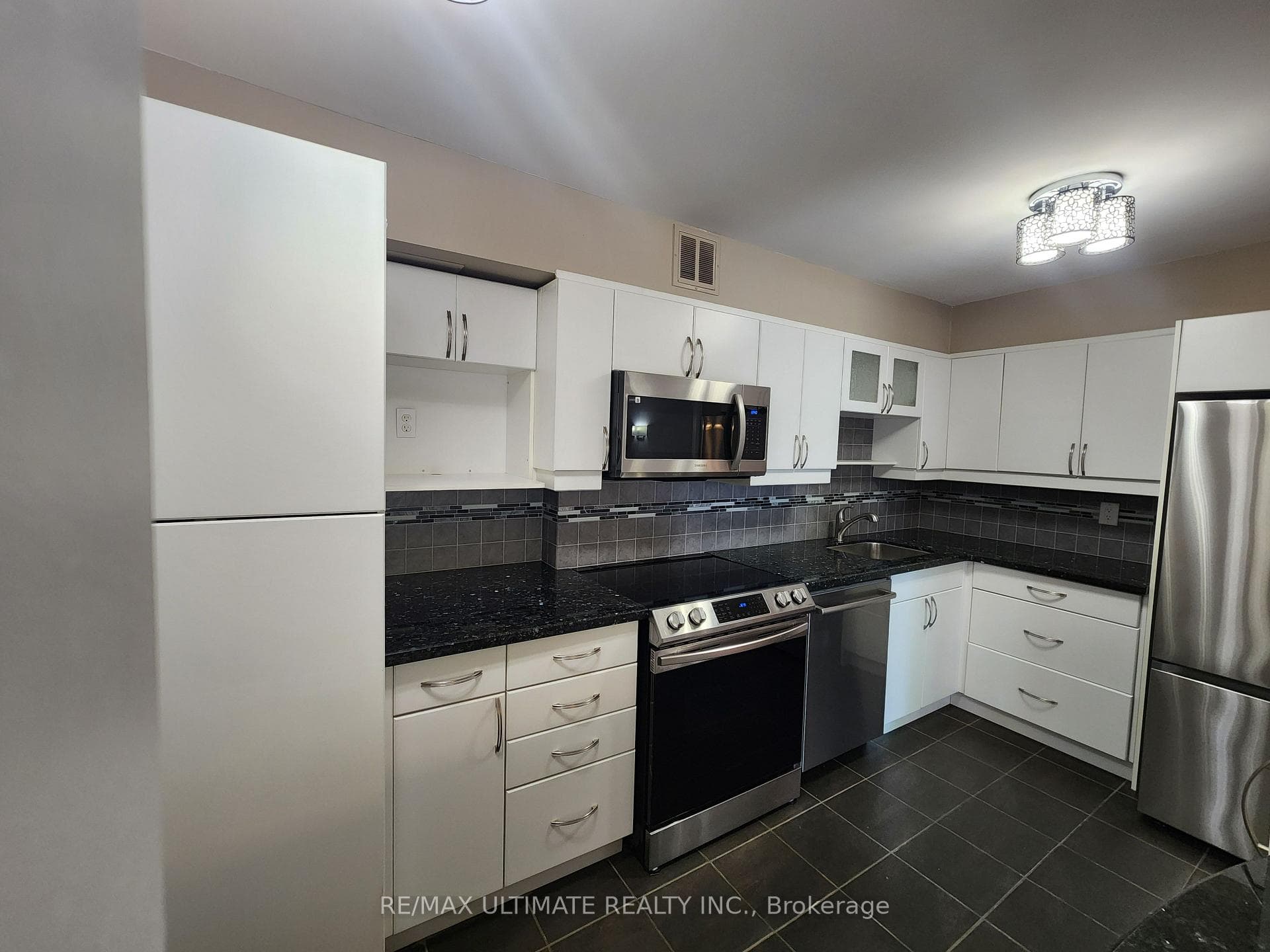 50 Inverlochy Boulevard Unit 309 photo 9