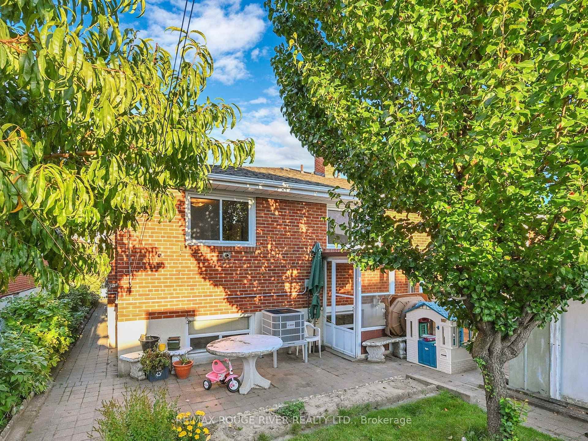 16 Picaro Drive photo 34