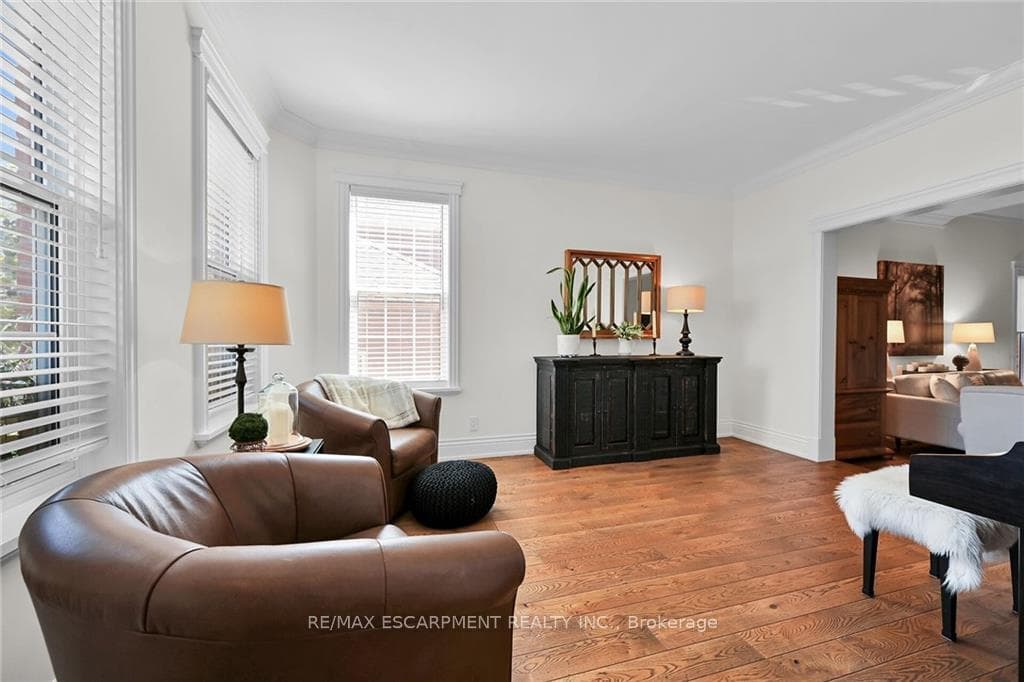 98 Dorchester Drive photo 4