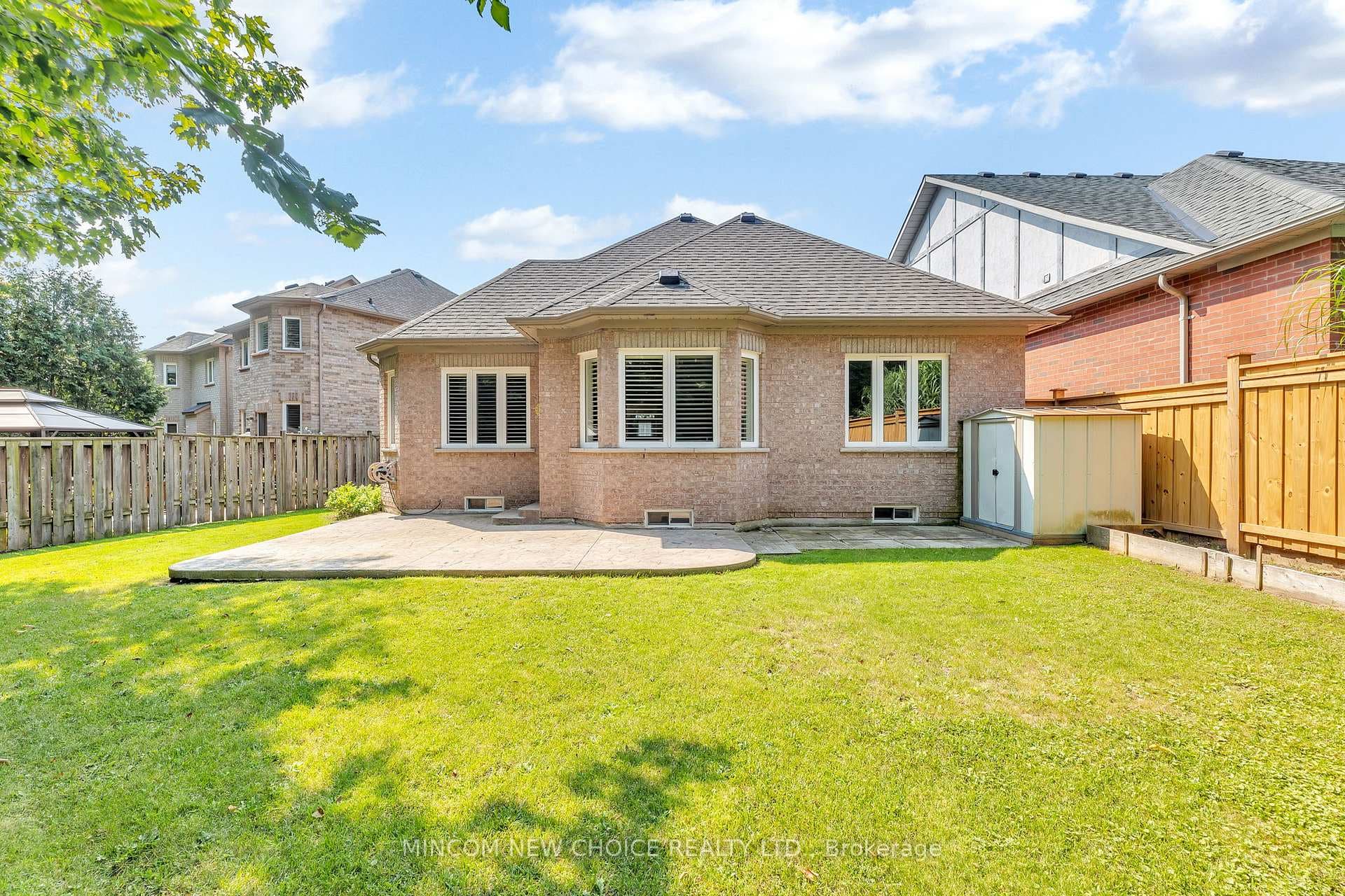 328 Mapleview Court photo 4