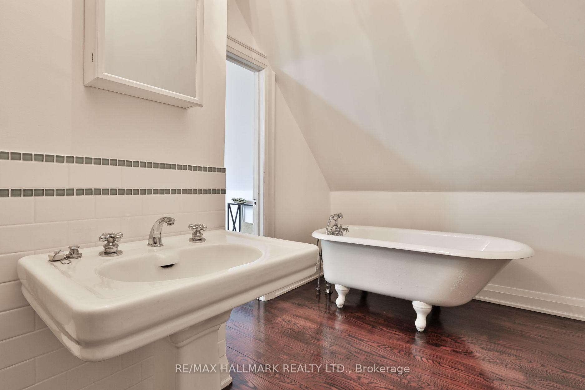 121 Castlewood Road photo 31
