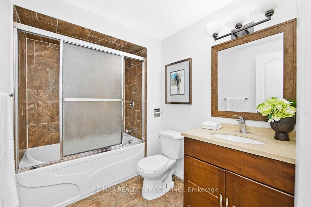 1762 Bronte Square photo 18