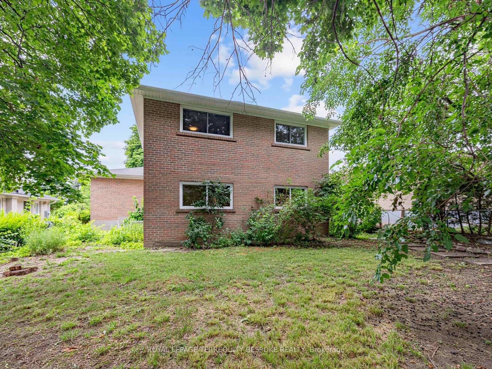9 Midcroft Drive photo 42