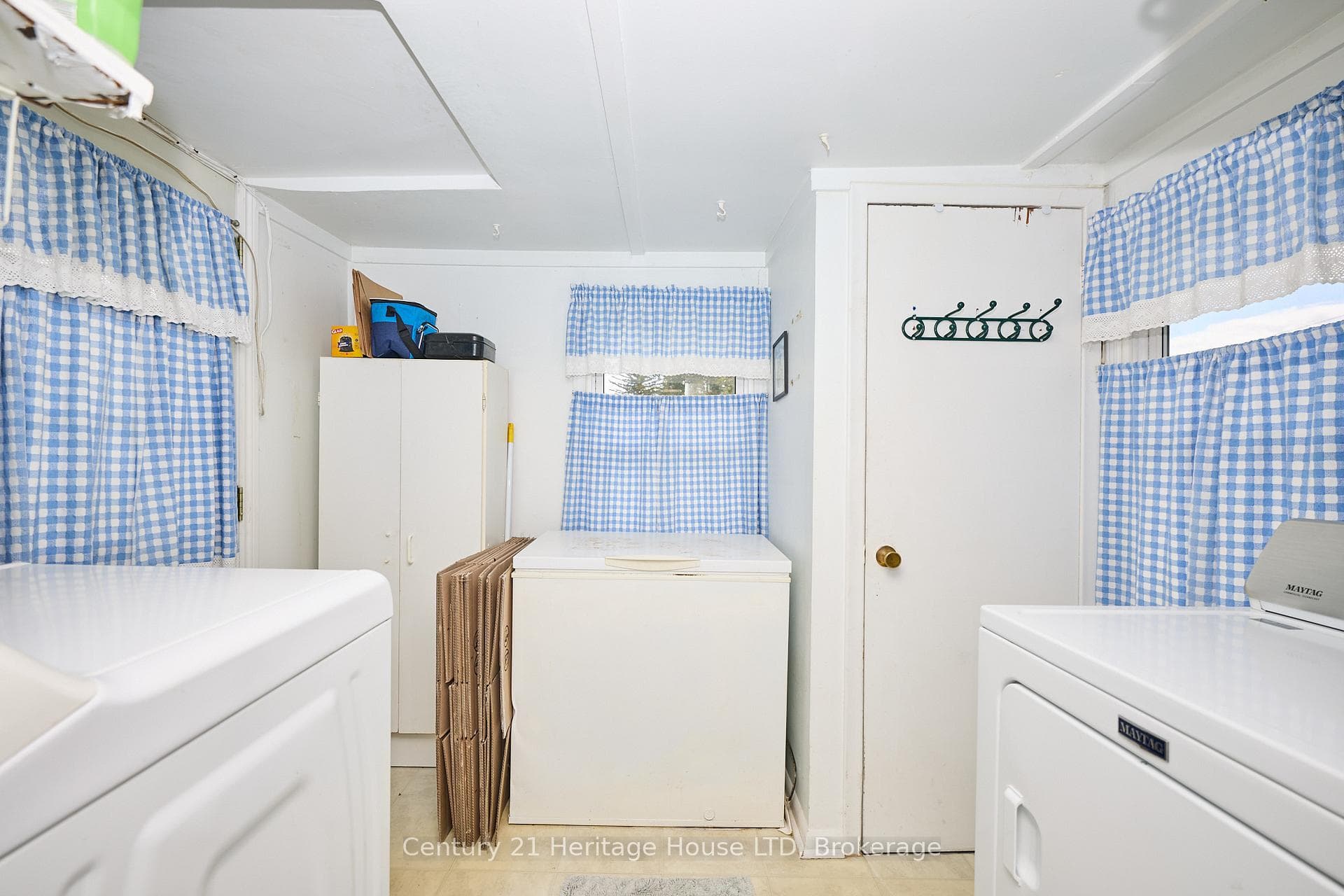 Laundry room with windows and storge space