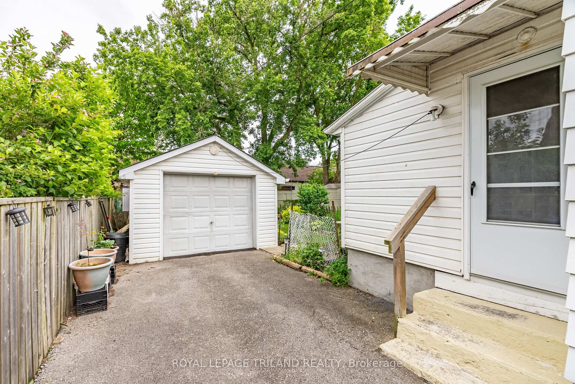 392 Manitoba Street photo 23