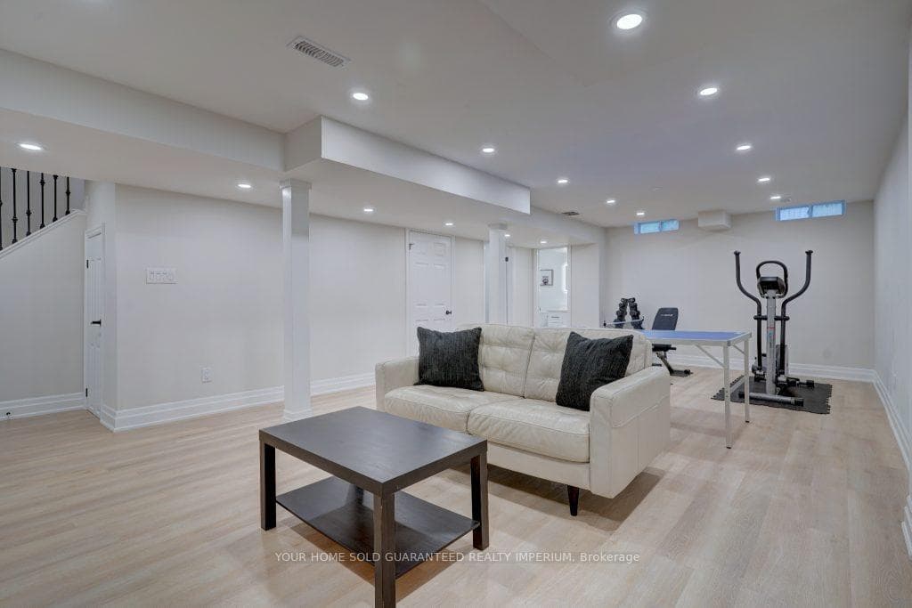 1204 Ashgrove Crescent photo 25