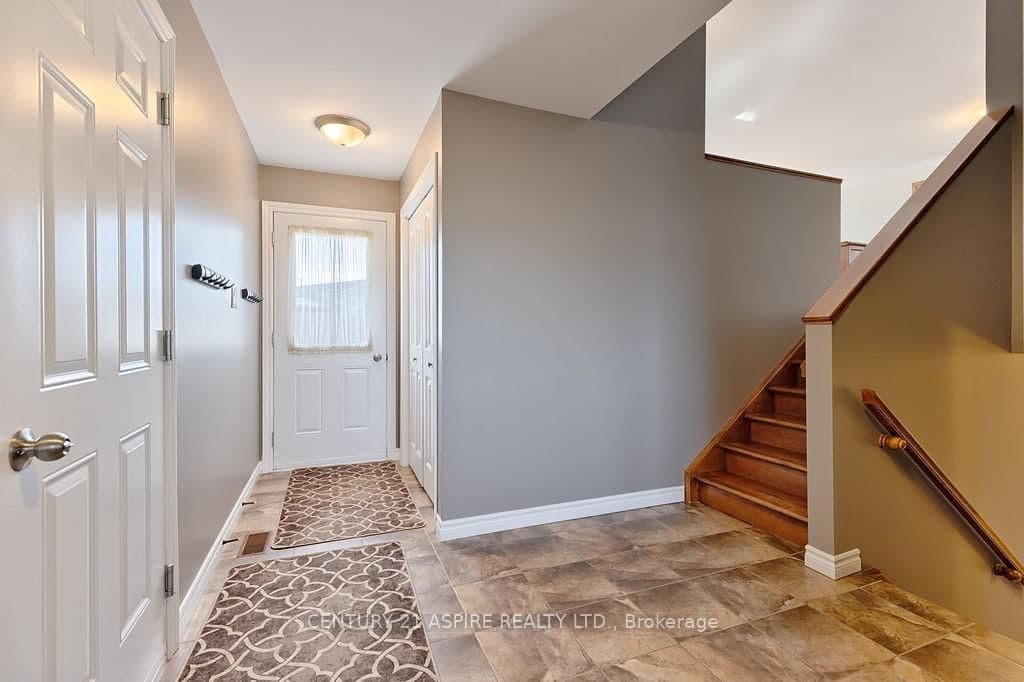 44 GREENVALE Crescent photo 3