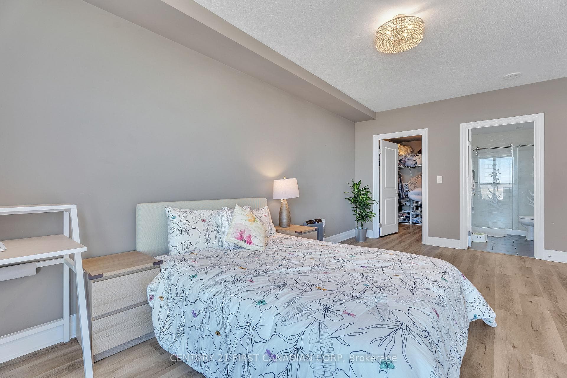 240 Villagewalk Boulevard Unit 812 photo 20