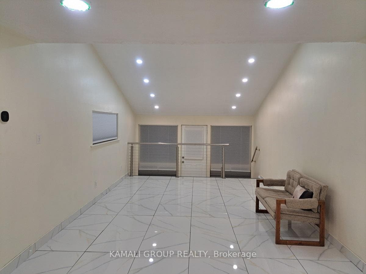 262 John Garland Boulevard photo 3