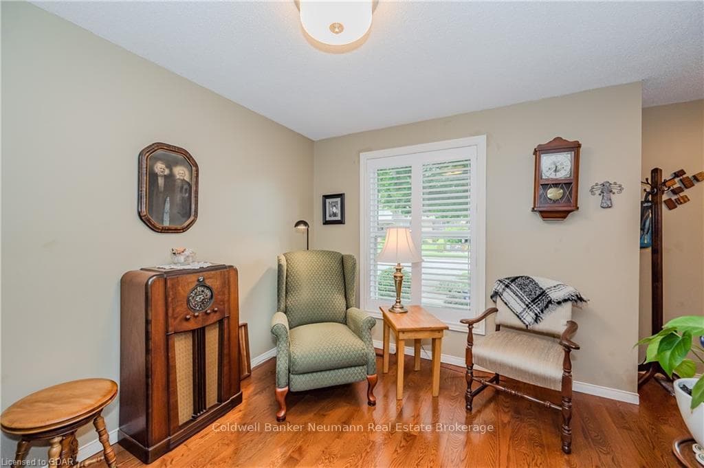 10 ERVIN Crescent photo 18