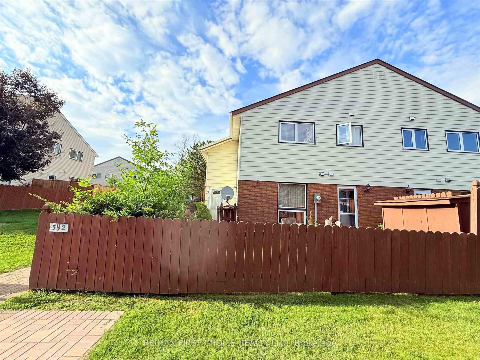 592 Pasteur Road photo 1