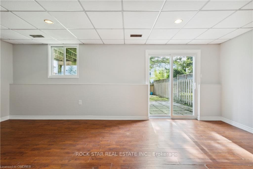 521 Rosemeadow Crescent Unit A photo 20