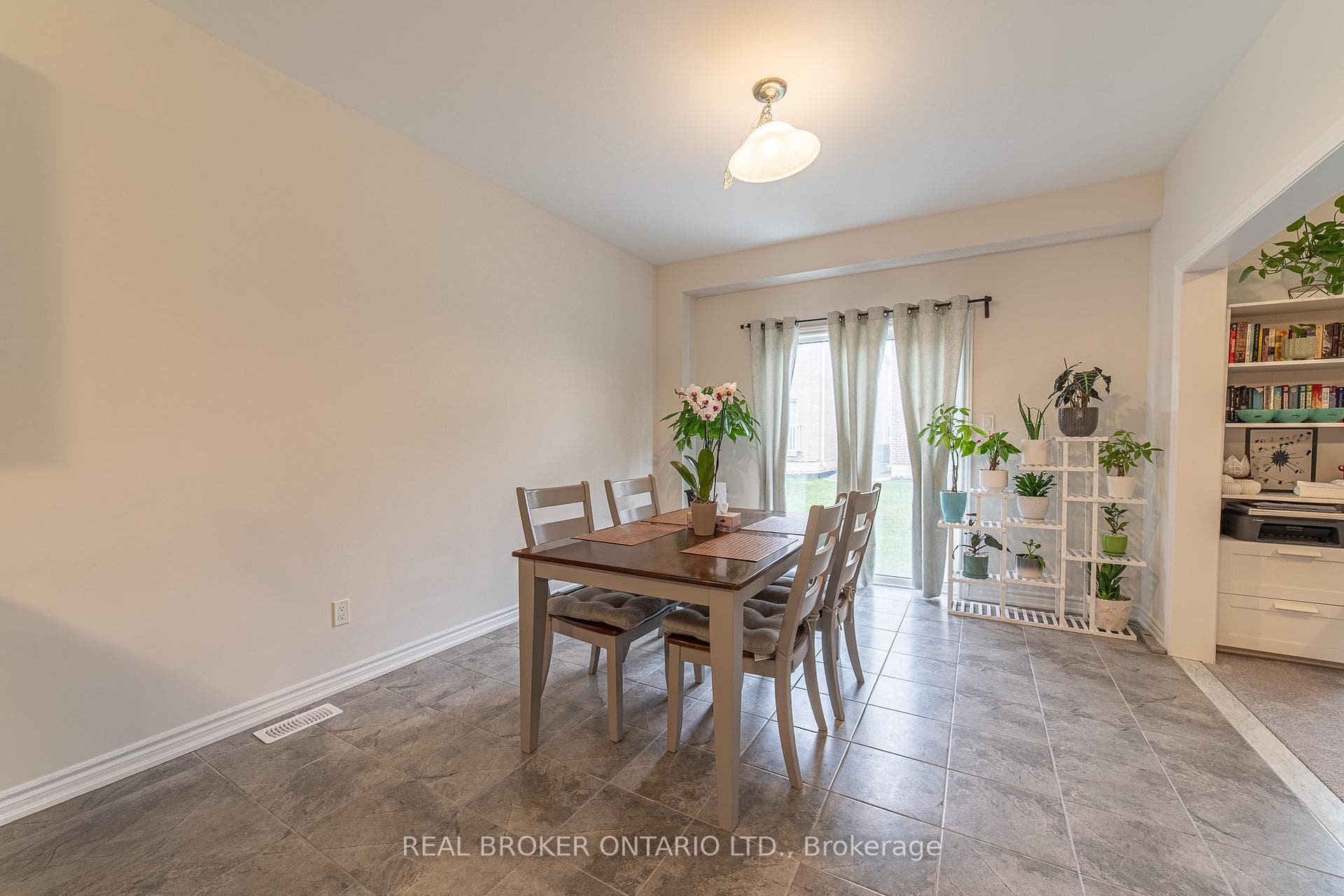 225 Palace Street photo 11