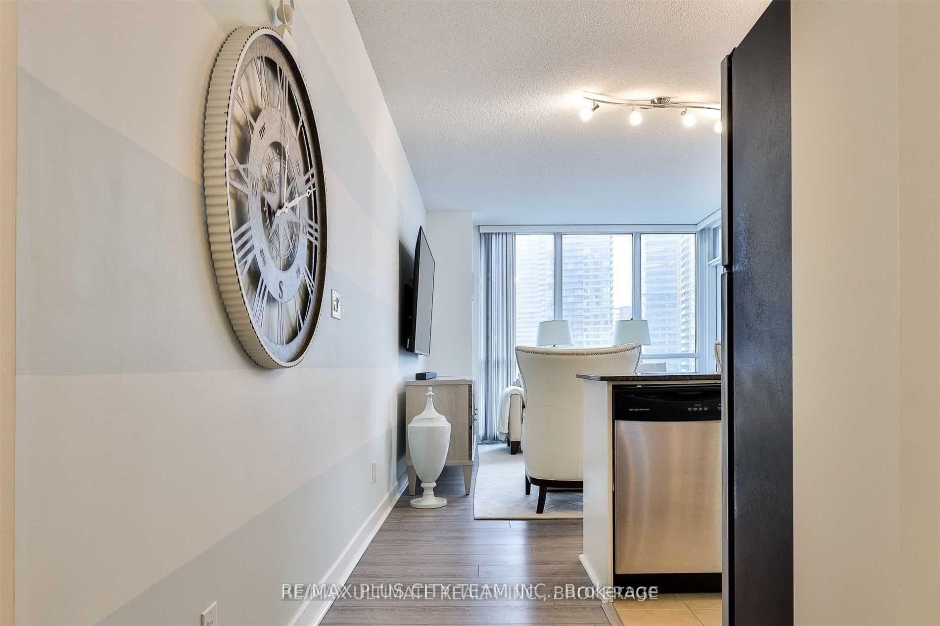 18 Harbour Street Unit 2102 photo 9