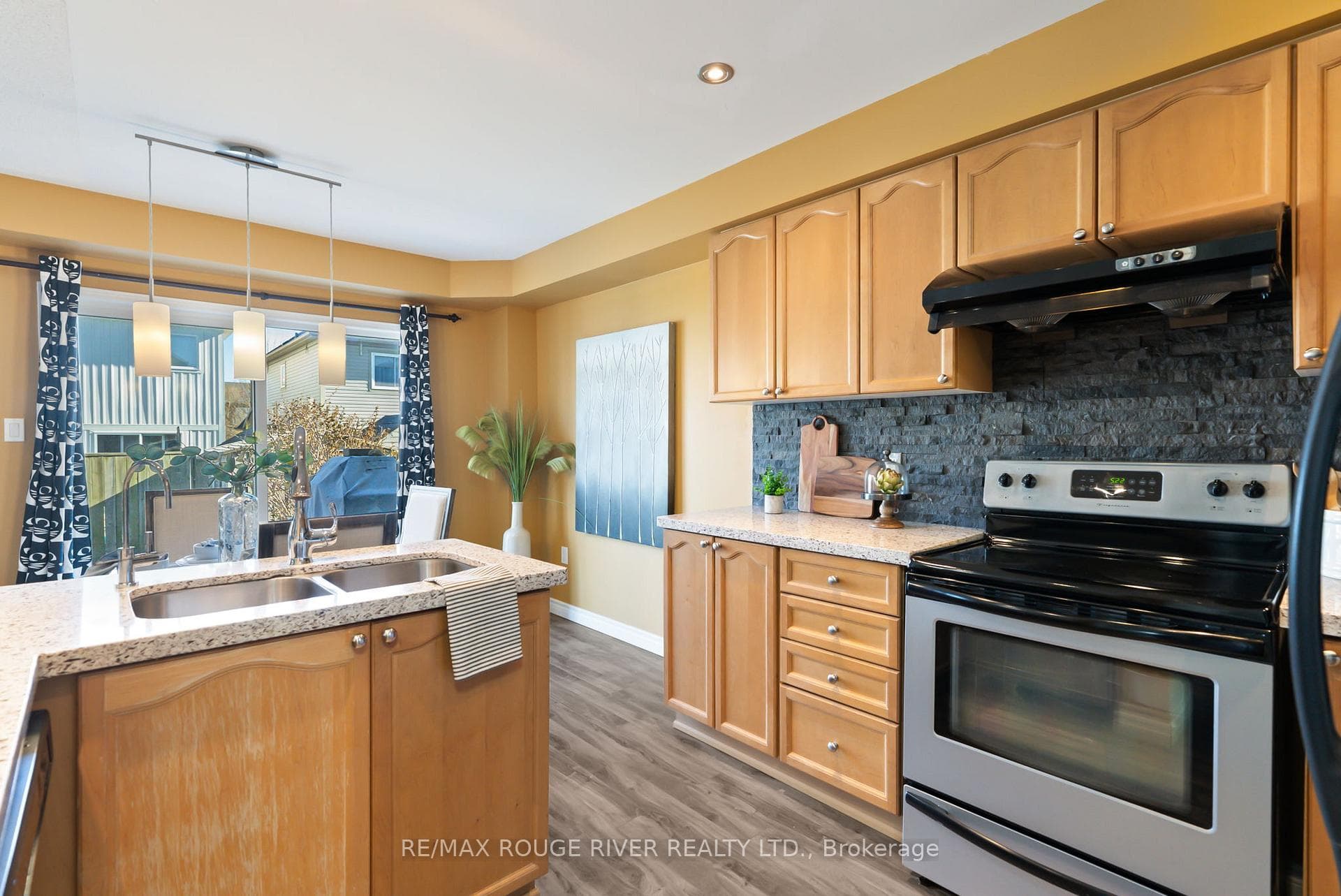 74 Donlevy Crescent photo 7
