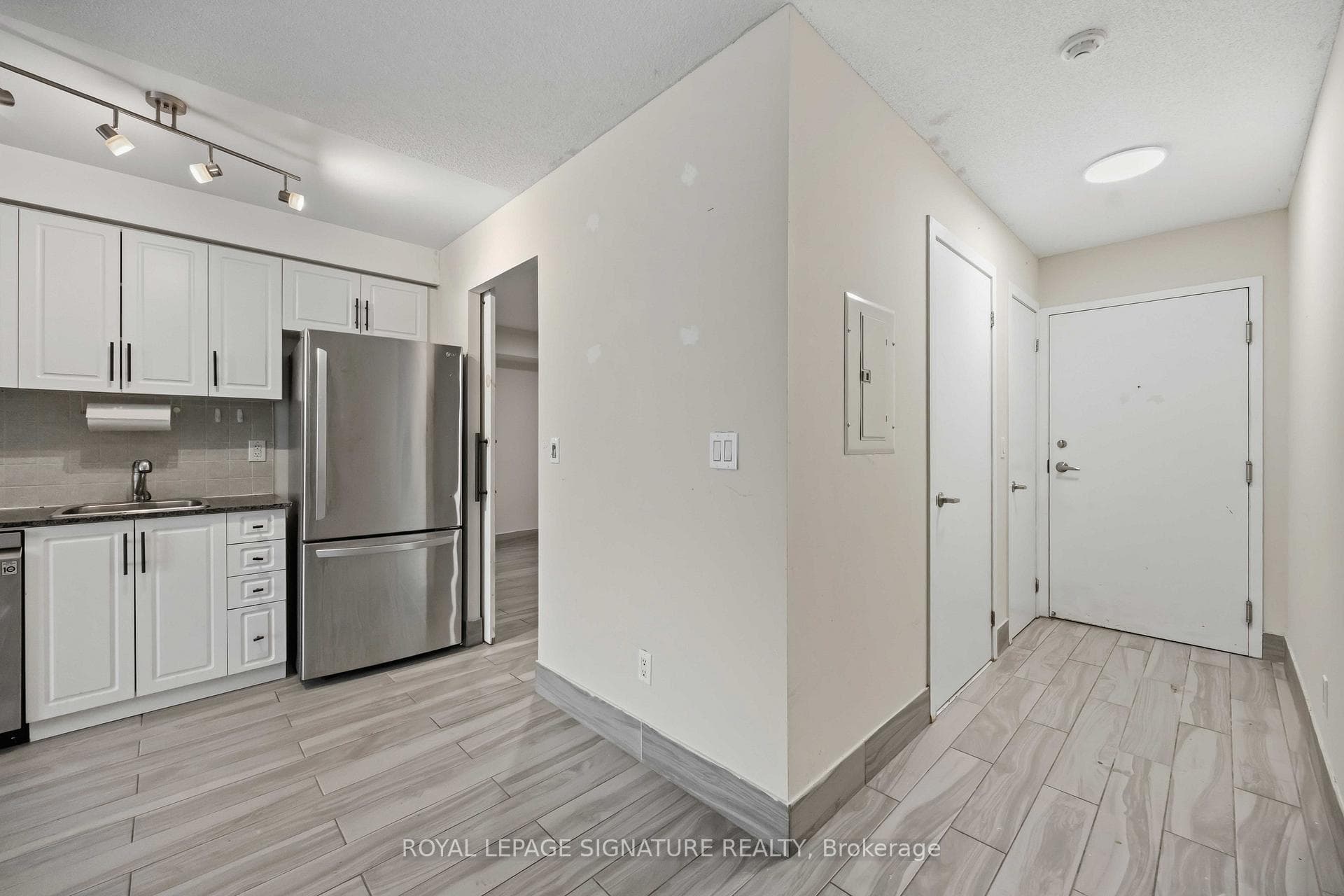 38 Joe Shuster Way Unit 1625 photo 17
