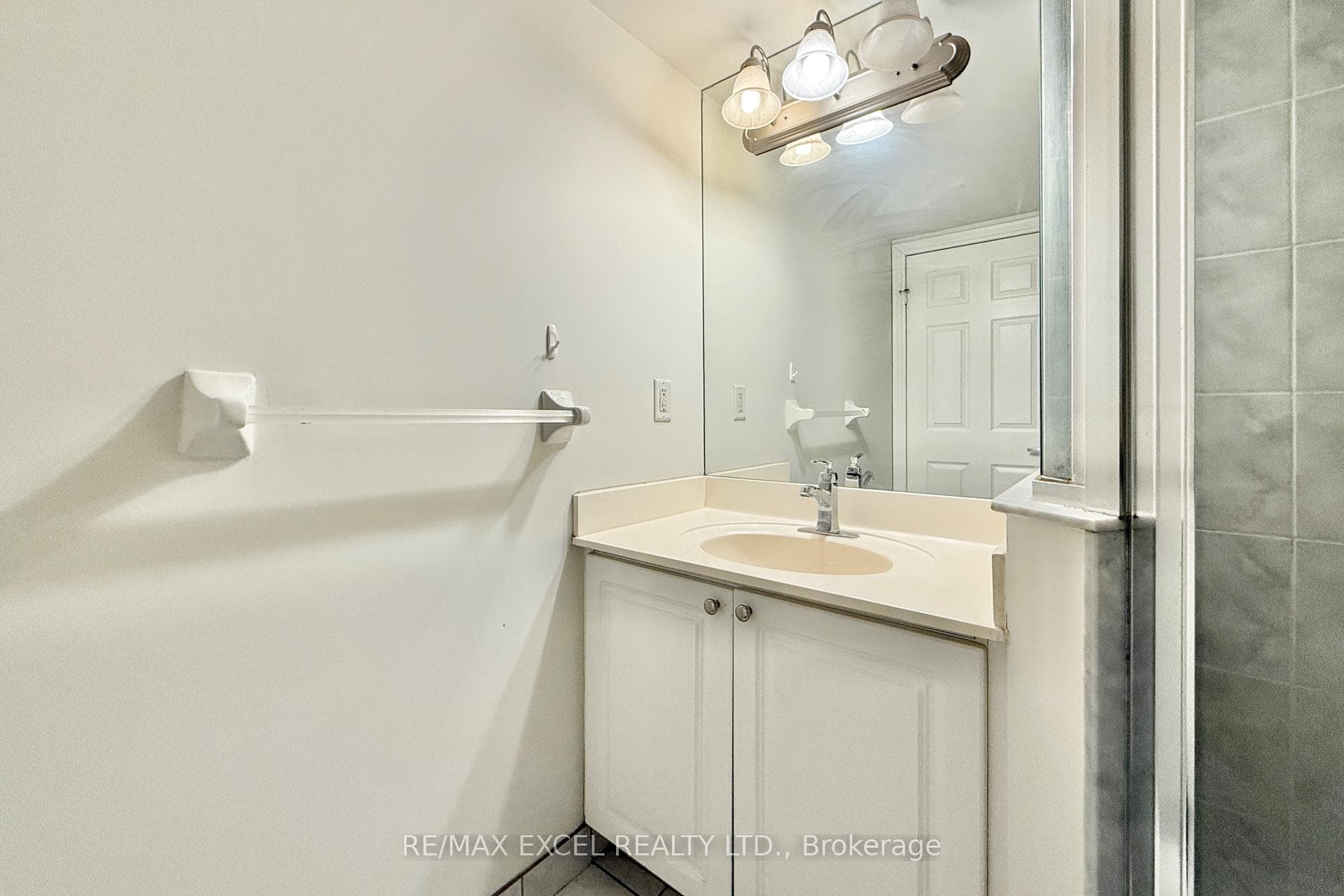 3880 Duke of York Boulevard Unit 1918 photo 21