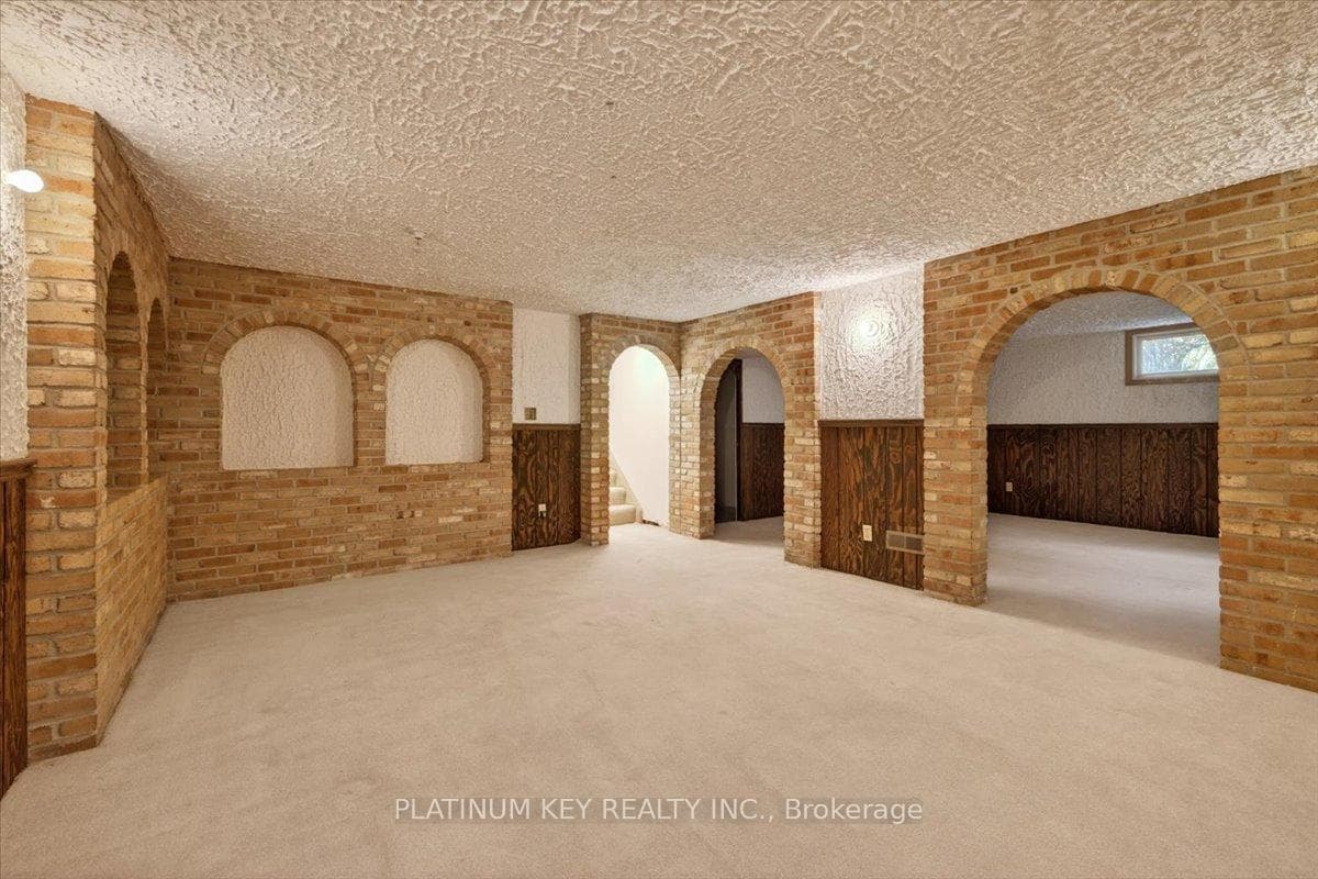 21610 Adelaide Road photo 27