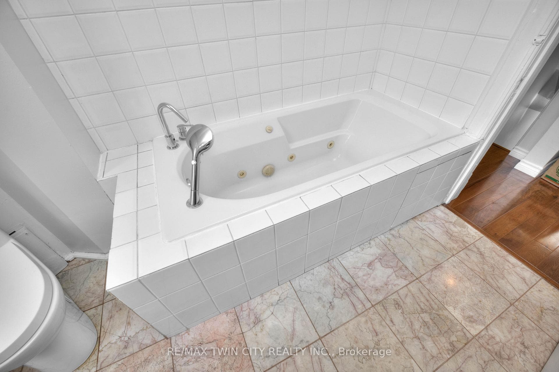 28 Courtland Avenue photo 24