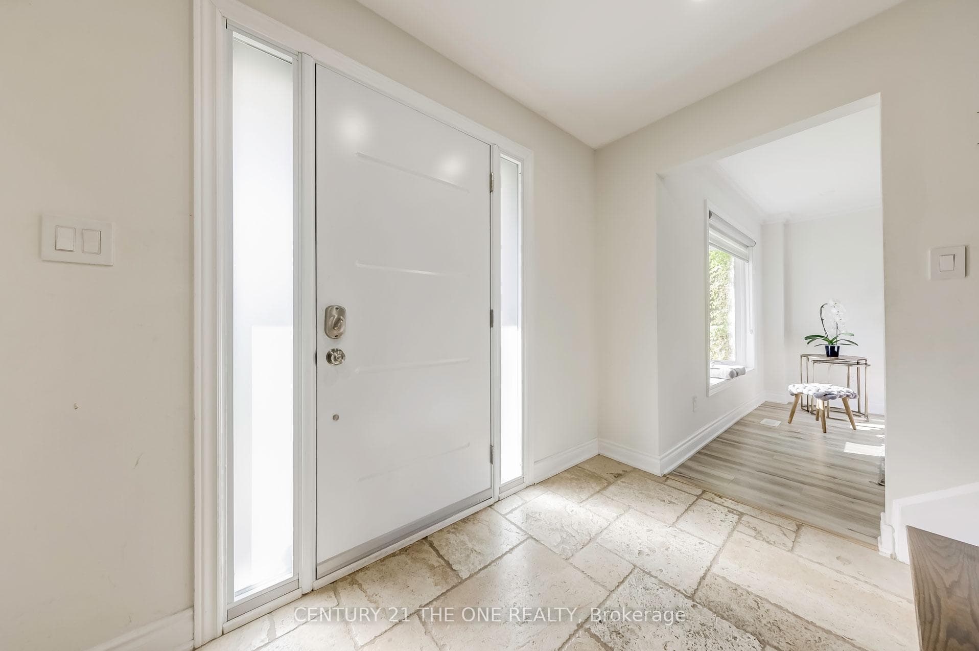 1746 Mount Albert Road photo 7