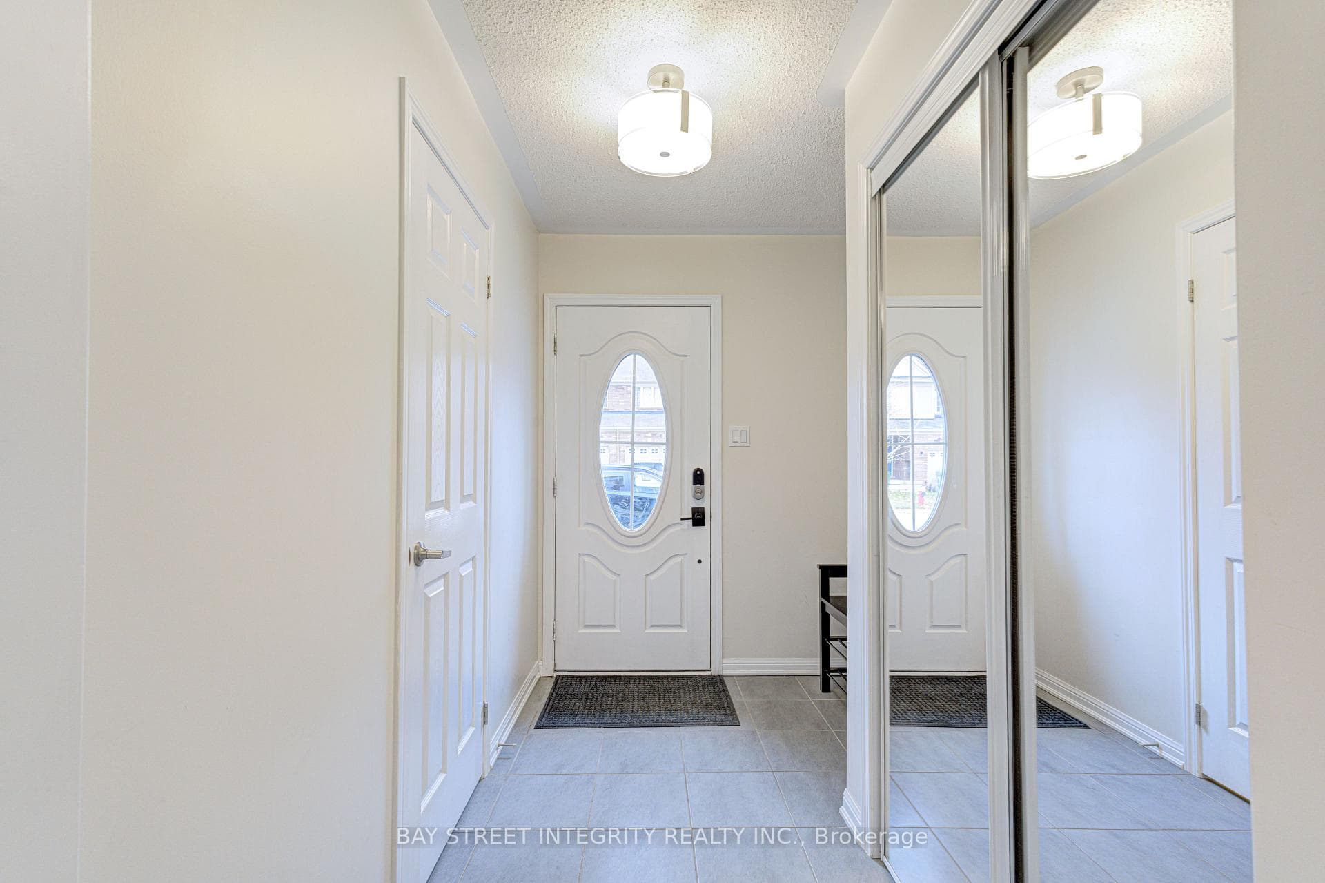 1033 Stemman Place photo 2