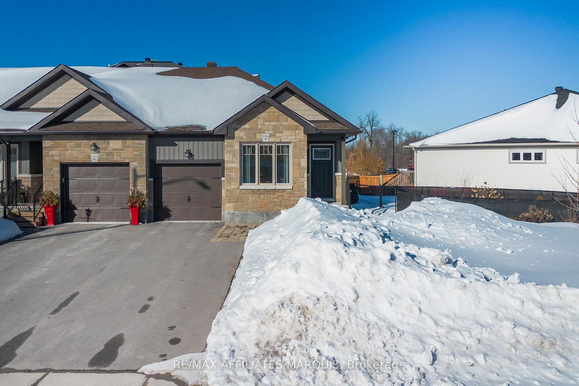 End unit with single car garage