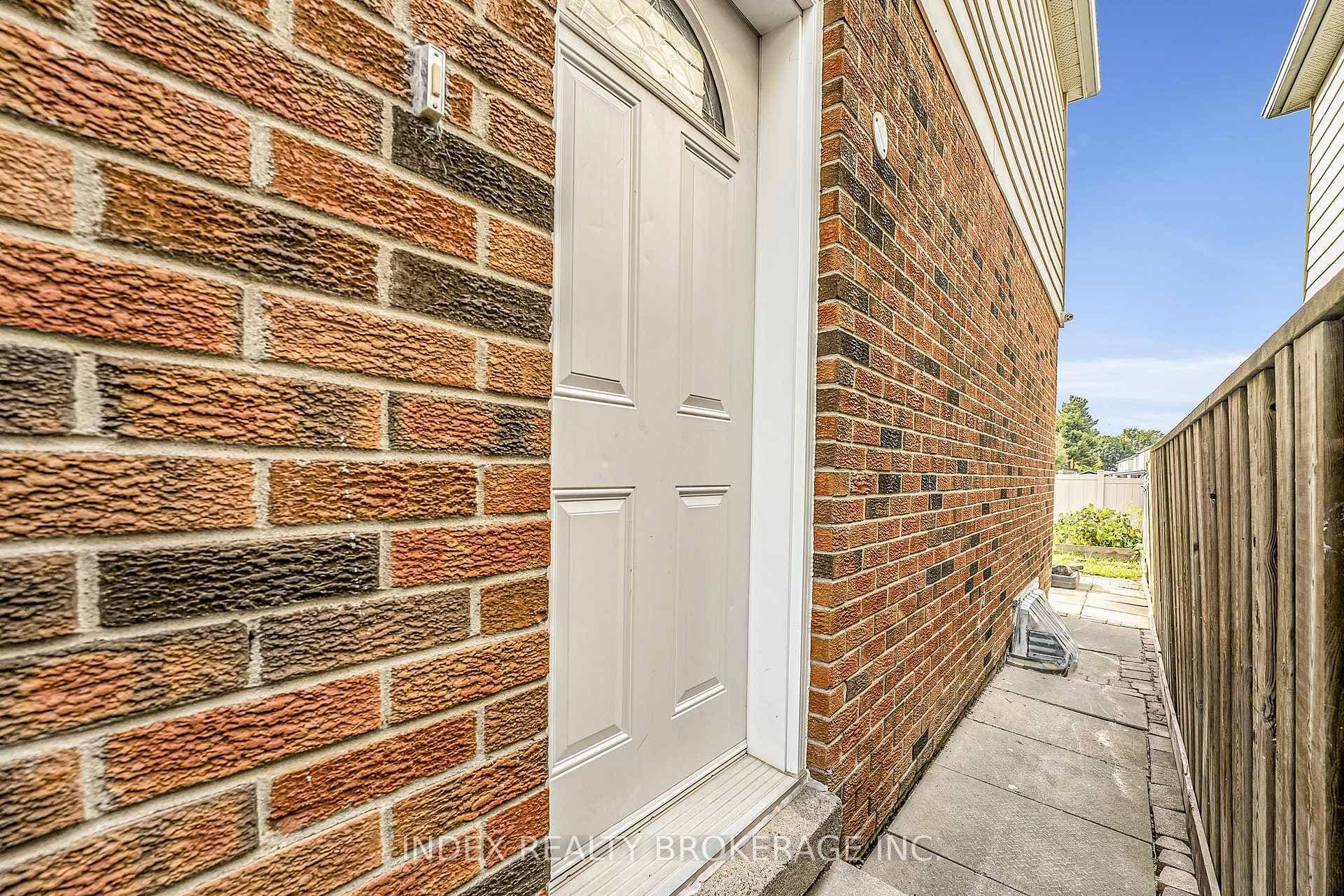 6 Banting Crescent photo 29
