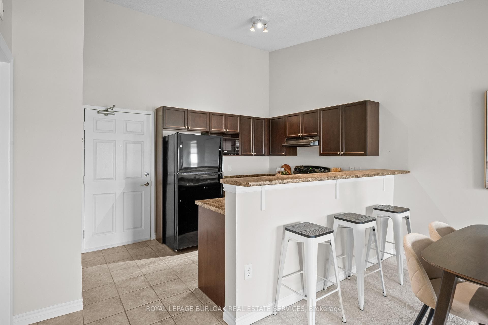 Kitchen with Breakfast Bar