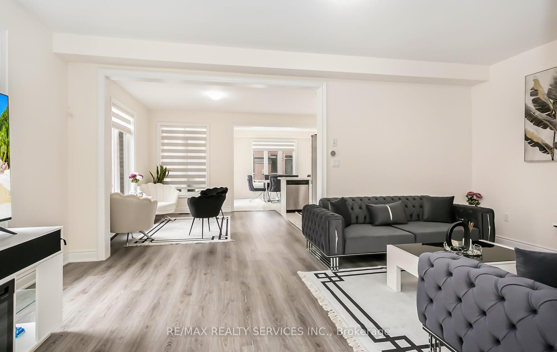 45 Ferragine Crescent photo 4