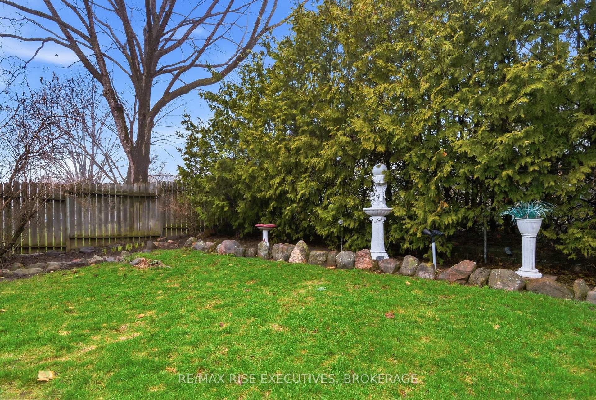 127 Nicholson Crescent photo 45