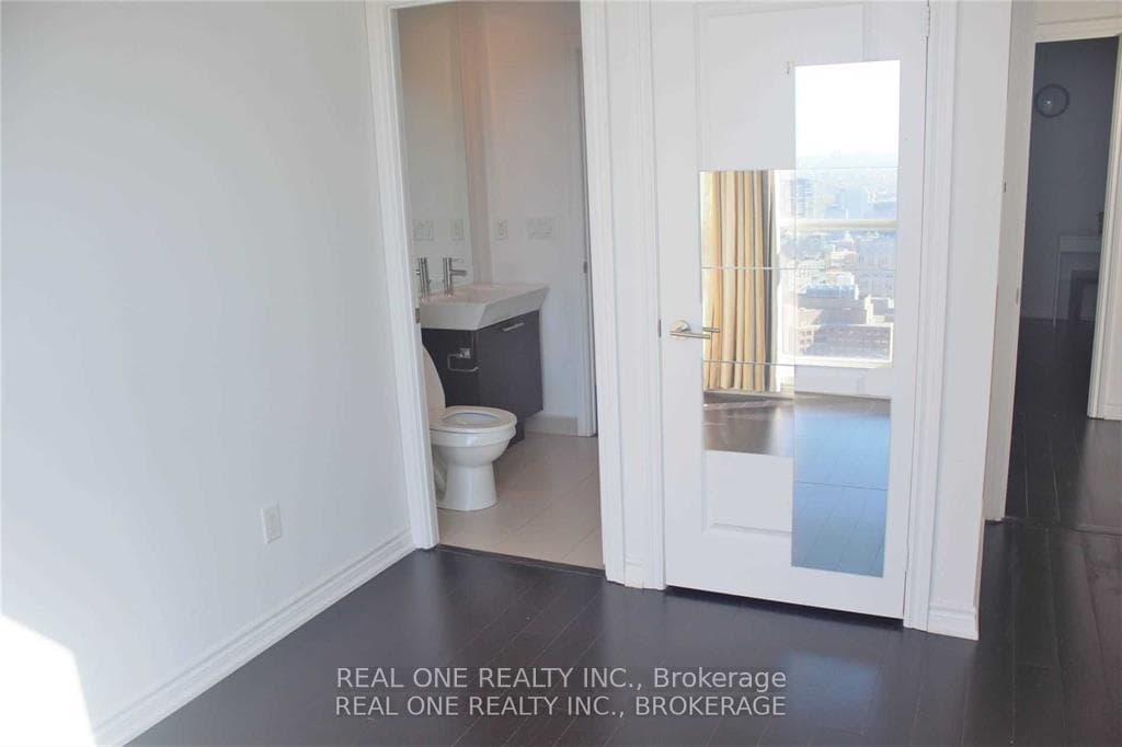 386 Yonge Street Unit 4010 photo 16